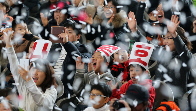 Children wearing Naro hats cheer for the launch of the rocket at Gwacheon National Science Museum in Gyeonggi-do (Gyeonggi Province) on January 30 (photo: Yonhap News).
