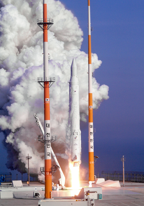 Naro soars into the sky after blasting off from Naro Space Center (photo courtesy of KARI). 